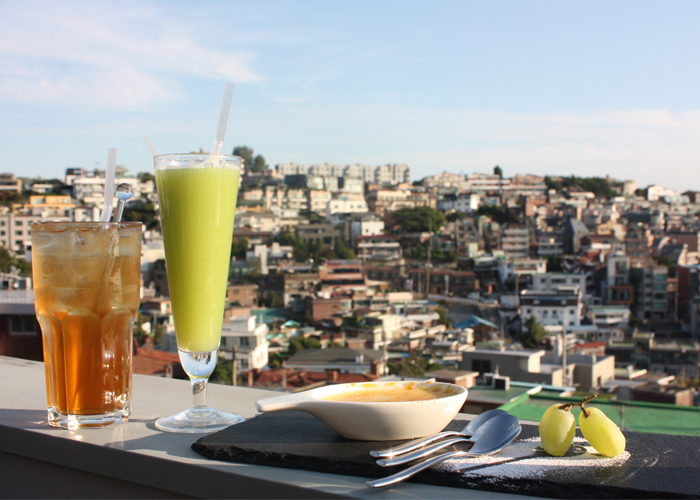 秋の景色が広がるカフェ