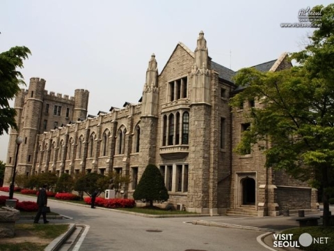 コリョ(高麗)大学本館と旧中央図書館